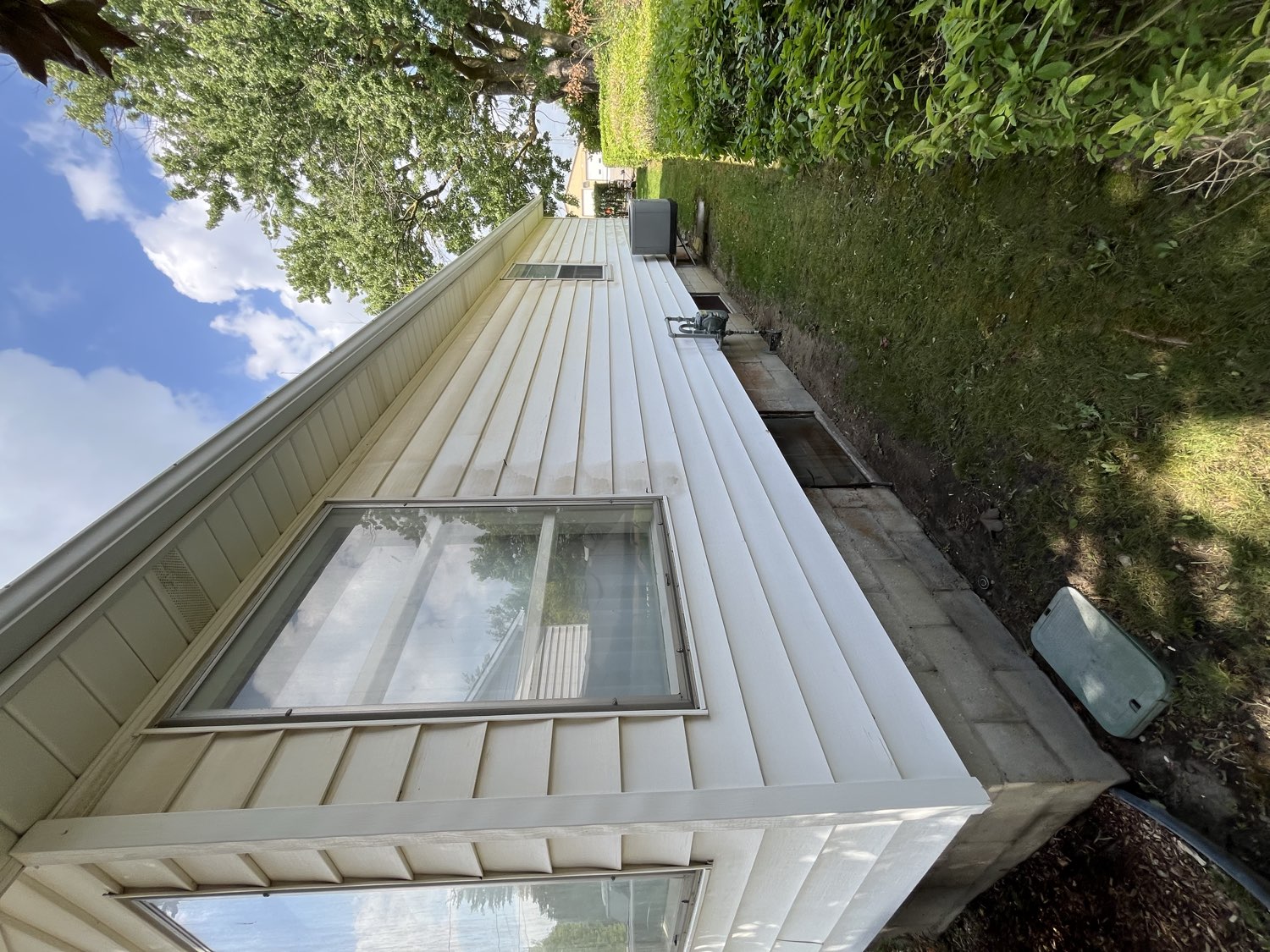 Restored, clean white siding after rust and oxidation removal